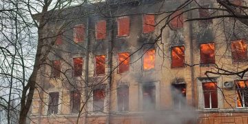 Здание НИИ в Твери выгорело до тла