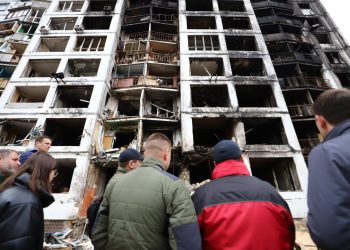 В Киеве обследуют дома после обстрелов