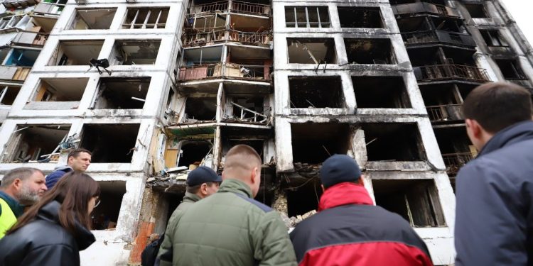 В Киеве обследуют дома после обстрелов