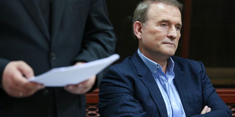 Медведчук сейчас дает показания