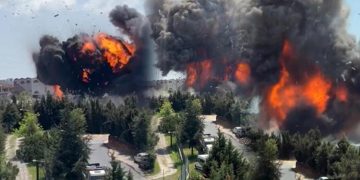 Пожар и взрывы в промышленной зоне Стамбула