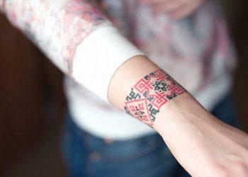 Россияне заставляют камнем сдирать тату