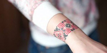 Россияне заставляют камнем сдирать тату