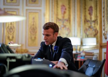 Зеленский поговорил по телефону с Макроном.