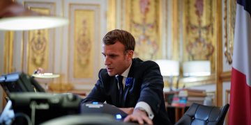 Зеленский поговорил по телефону с Макроном.