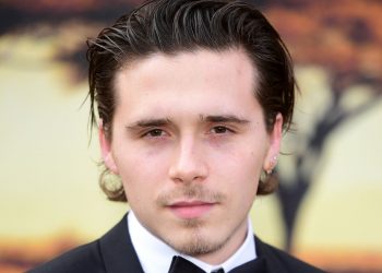 Сын Бекхэма передаст деньги украинцам