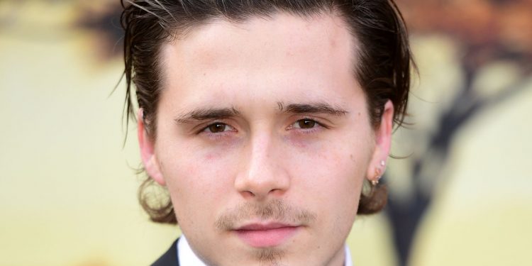 Сын Бекхэма передаст деньги украинцам