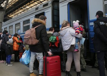 Украинцы массово подписывают петицию об отмене запрета на выезд мужчинам