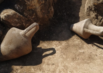 В Одессе, копая окопы, нашли древние амфоры