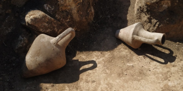 В Одессе, копая окопы, нашли древние амфоры