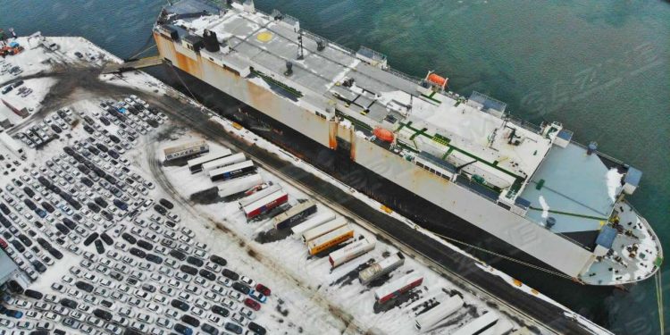 В украинских портах заблокированы сотни авто