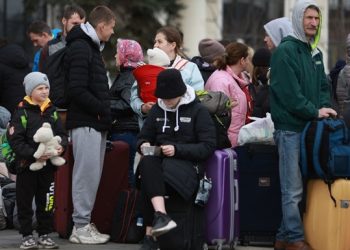 Мужчинам разрешают выезжать за границу