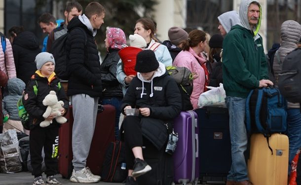 Мужчинам разрешают выезжать за границу