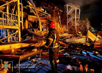 В Одессе обстреляли ТЦ, склад и туристический объект