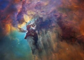 В NASA показали снимки огромной звезды в центре туманности Лагуна