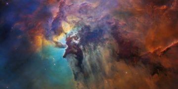В NASA показали снимки огромной звезды в центре туманности Лагуна
