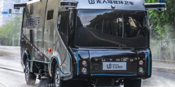 В Китае убирает улицы беспилотная техника