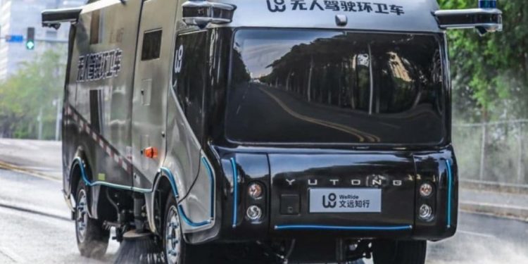 В Китае убирает улицы беспилотная техника