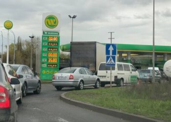 10 литров в один бак: километровые очереди на АЗС