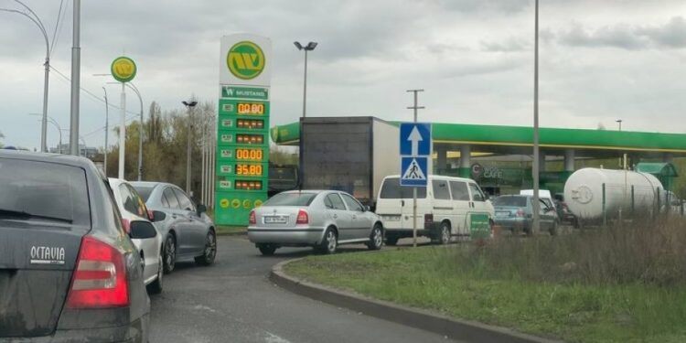 10 литров в один бак: километровые очереди на АЗС