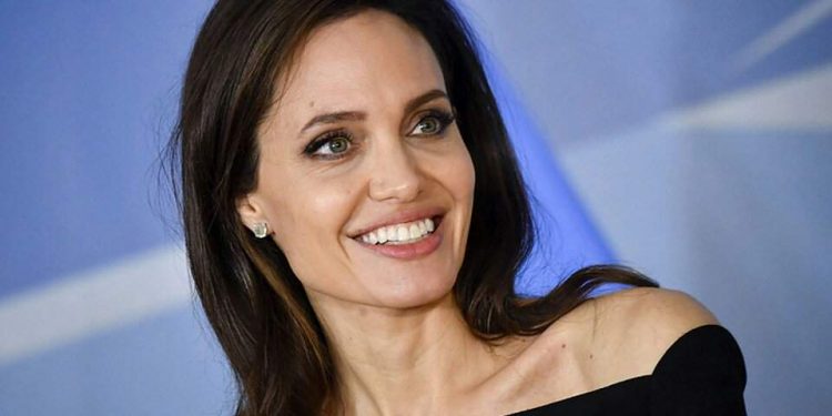 Джоли решила лично поддержать украинцев