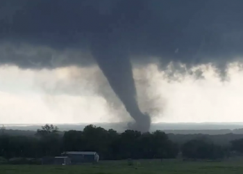 Мощный торнадо разрушил город в США