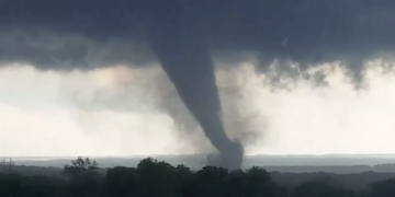 Мощный торнадо разрушил город в США