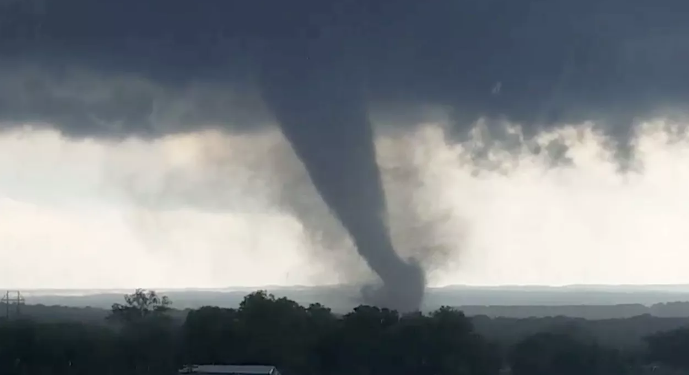 Мощный торнадо разрушил город в США