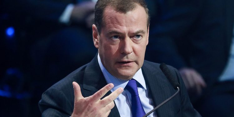 Медведев угрожает полноценным вторжением в Украину