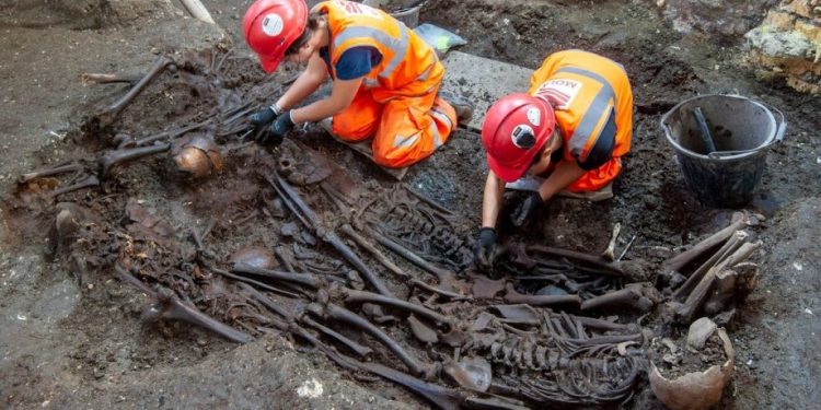 Археологи раскопали захоронение жертв “Черной смерти”