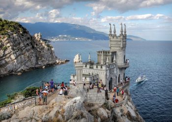 Россияне массово отменяют брони в Крыму