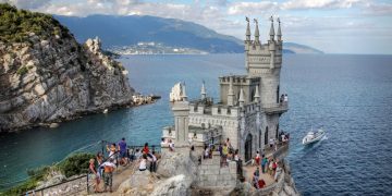 Россияне массово отменяют брони в Крыму