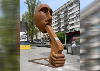 В Киеве появился памятник на месте Ленина