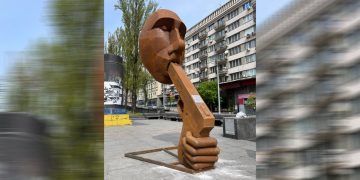 В Киеве появился памятник на месте Ленина