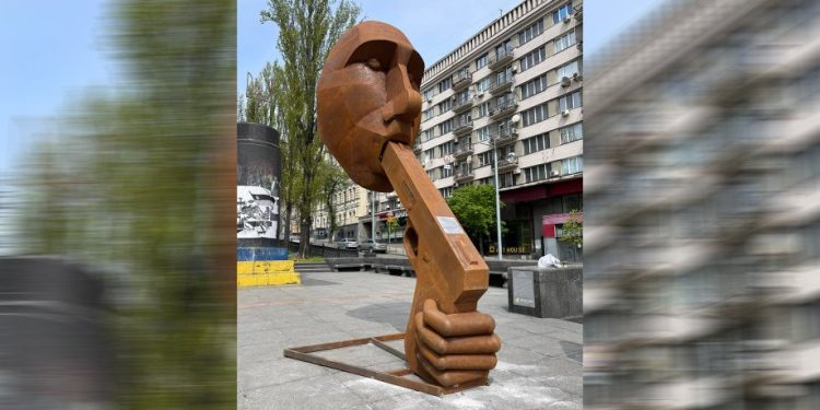 В Киеве появился памятник на месте Ленина