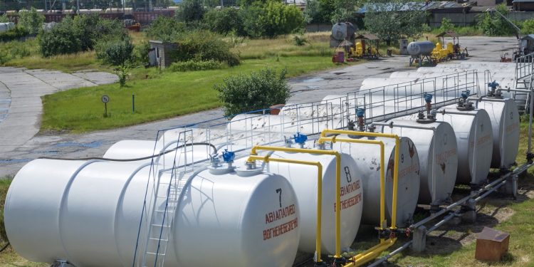 Украина создаст запас топлива на несколько месяцев