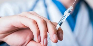 Первому в мире пациенту ввели вирус, убивающий рак