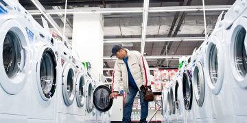 Бытовой техники в РФ хватит до лета