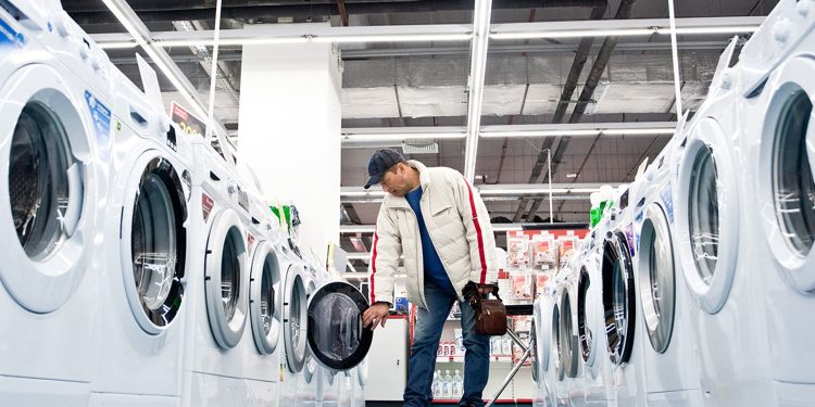 Бытовой техники в РФ хватит до лета