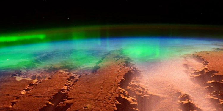 Невероятное явление: полярные сияния на Марсе