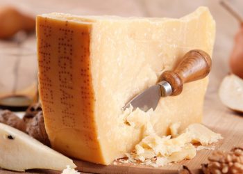 В сыр пармезан вживляют микрочипы