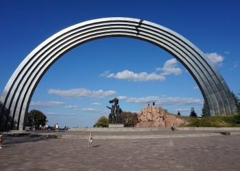 В Киеве декоммунизировали Арку дружбы народов
