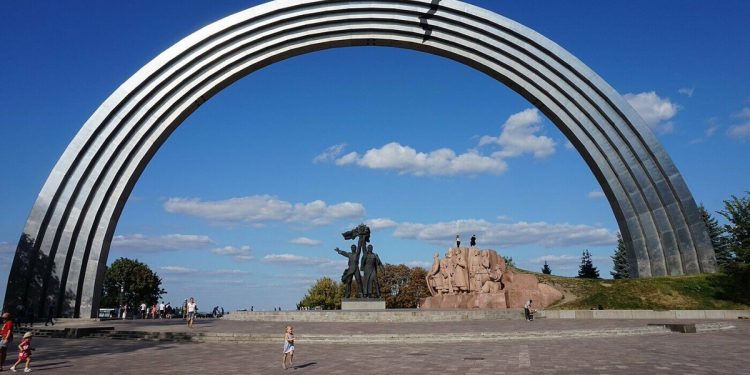 В Киеве декоммунизировали Арку дружбы народов