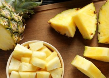 Почему от ананаса щиплет язык
