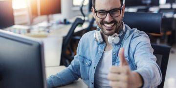 Кого ищут работодатели и кому платят больше в Украине