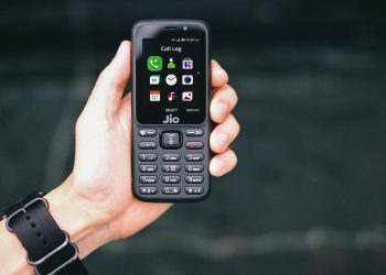 В РФ массово закупают кнопочные телефоны