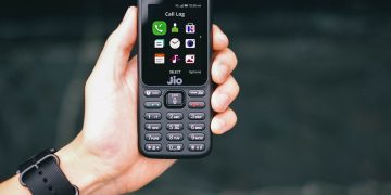 В РФ массово закупают кнопочные телефоны