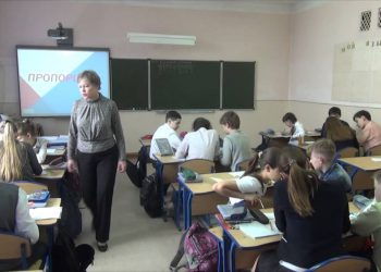 Россияне открыли в Мариуполе школу без питания и электричества