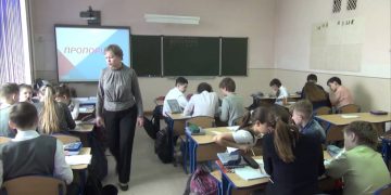 Россияне открыли в Мариуполе школу без питания и электричества