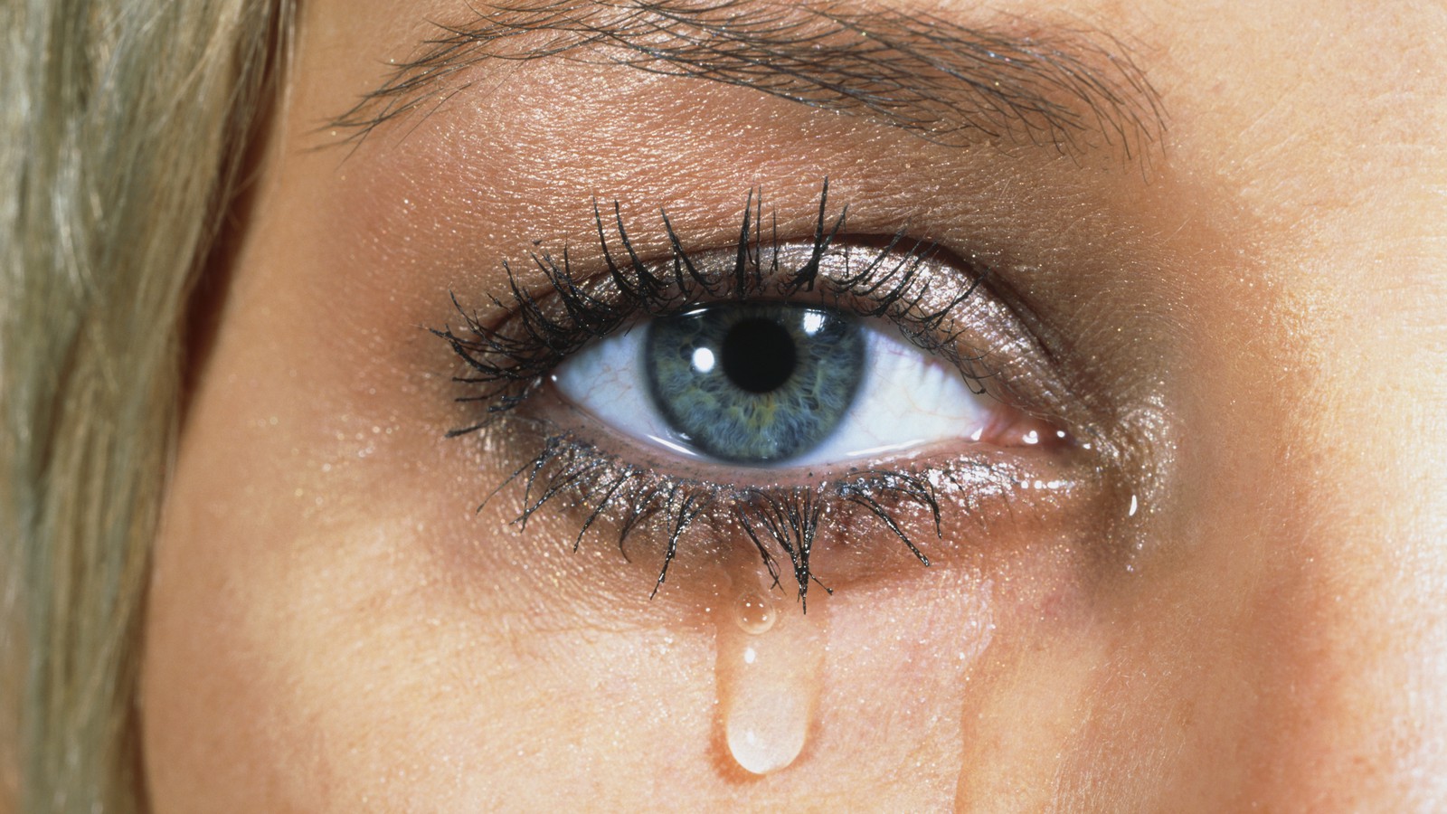 женщина со слезами на глазах фото